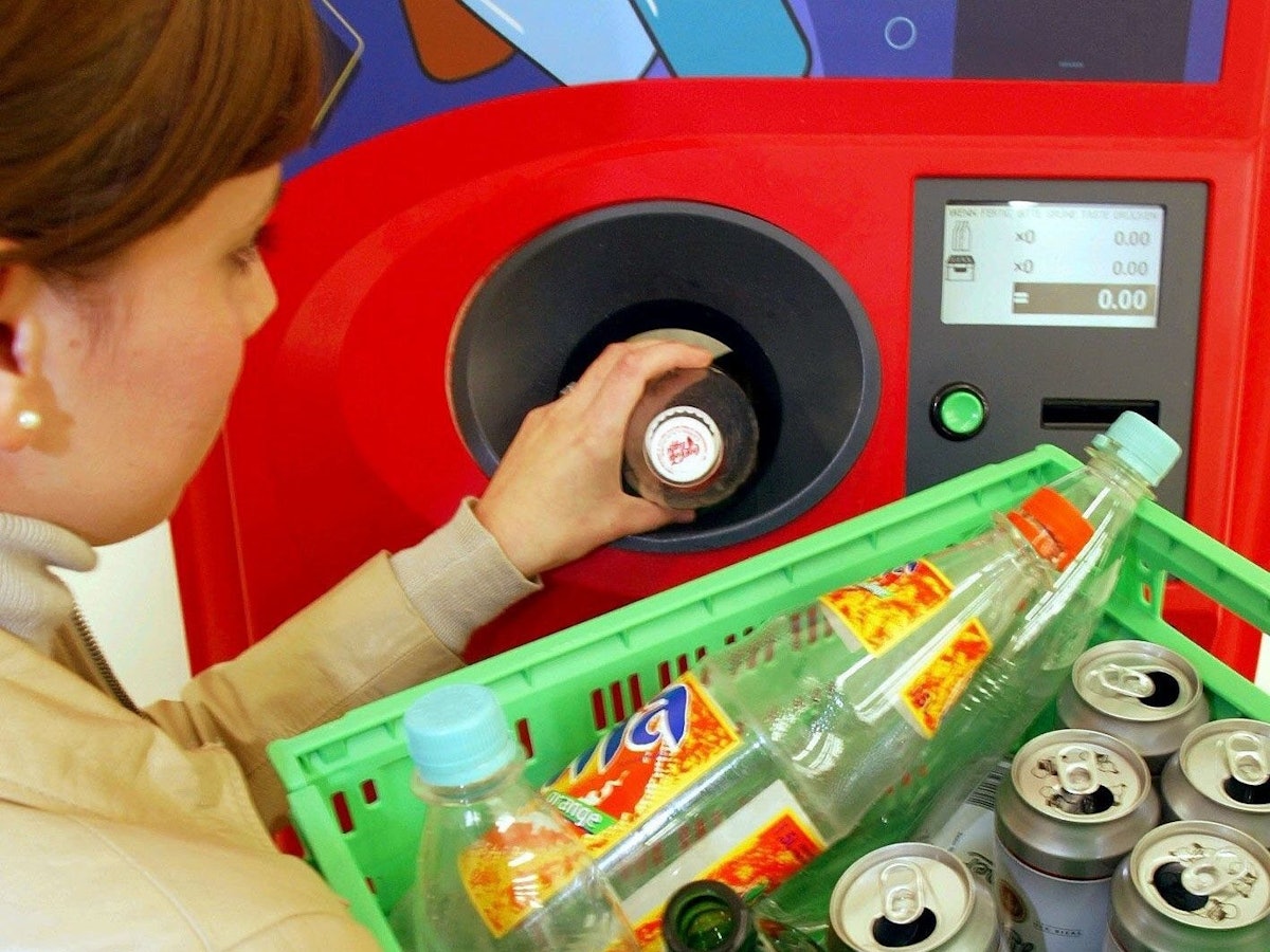 Die Pfandautomaten spielten verrückt. Unser Archivfoto zeigte eine Frau mit Pfandflaschen an einem Automaten im Supermarkt.