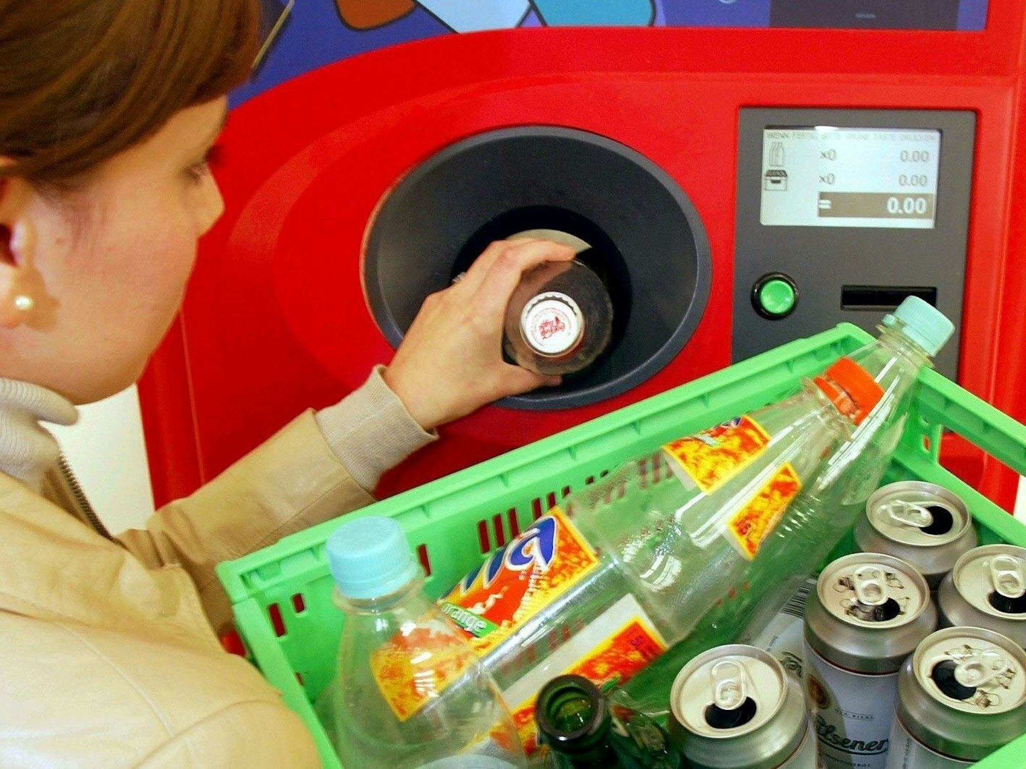 Die Pfandautomaten spielten verrückt. Unser Archivfoto zeigte eine Frau mit Pfandflaschen an einem Automaten im Supermarkt.