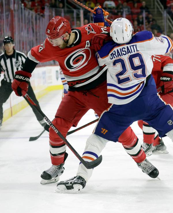 Edmontons Leon Draisaitl (r.) im Zweikampf mit Floridas Jaccob Slavin.