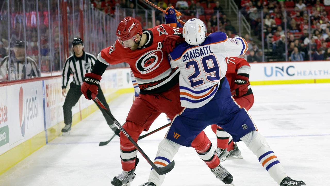 Edmontons Leon Draisaitl (r.) im Zweikampf mit Floridas Jaccob Slavin.