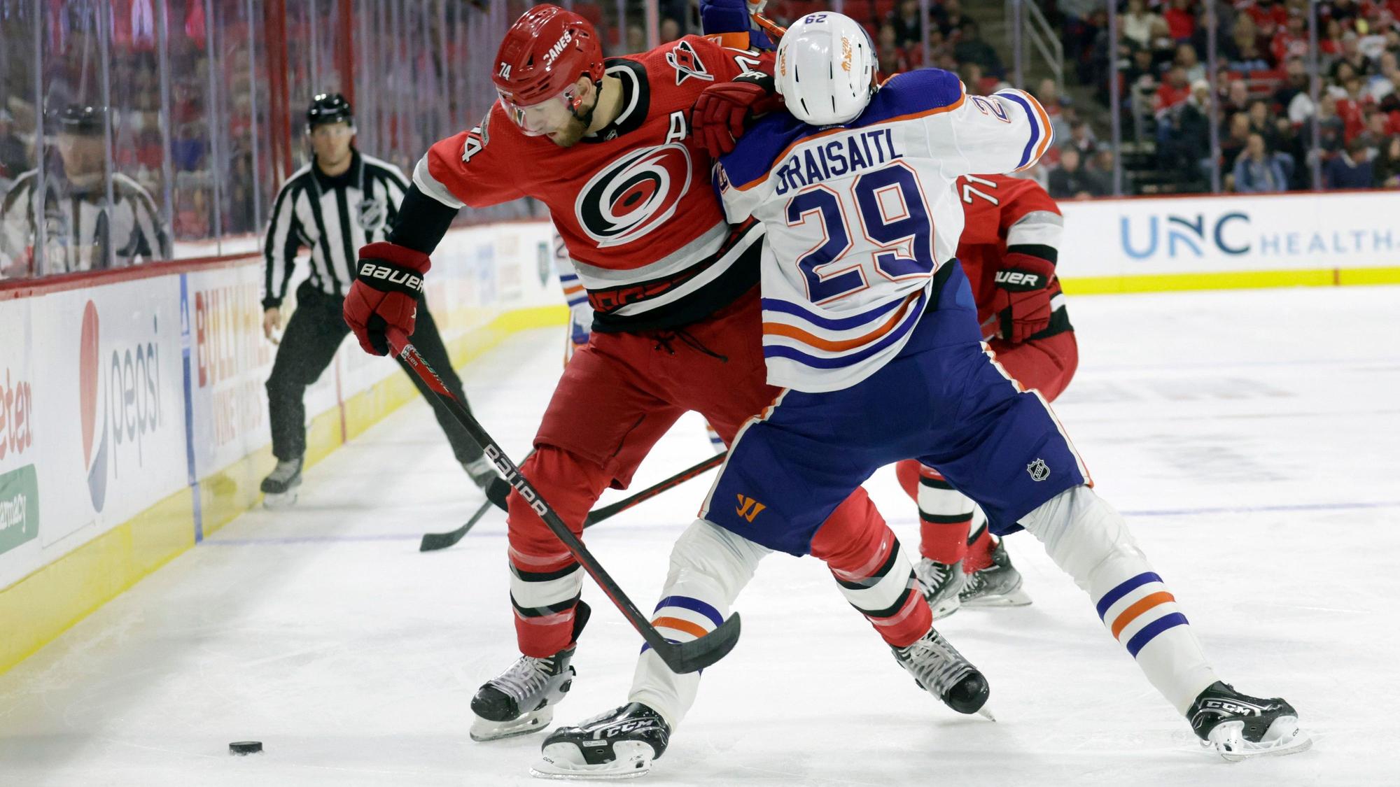 Edmontons Leon Draisaitl (r.) im Zweikampf mit Floridas Jaccob Slavin.