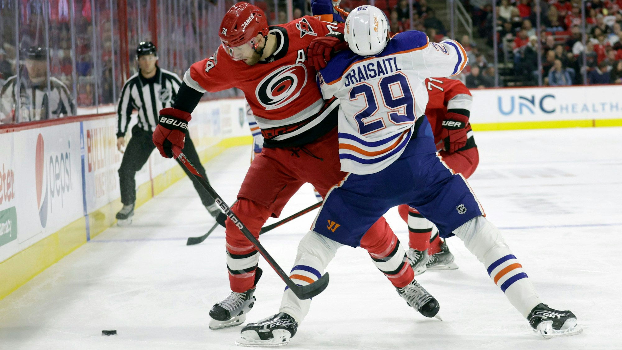 Edmontons Leon Draisaitl (r.) im Zweikampf mit Floridas Jaccob Slavin.