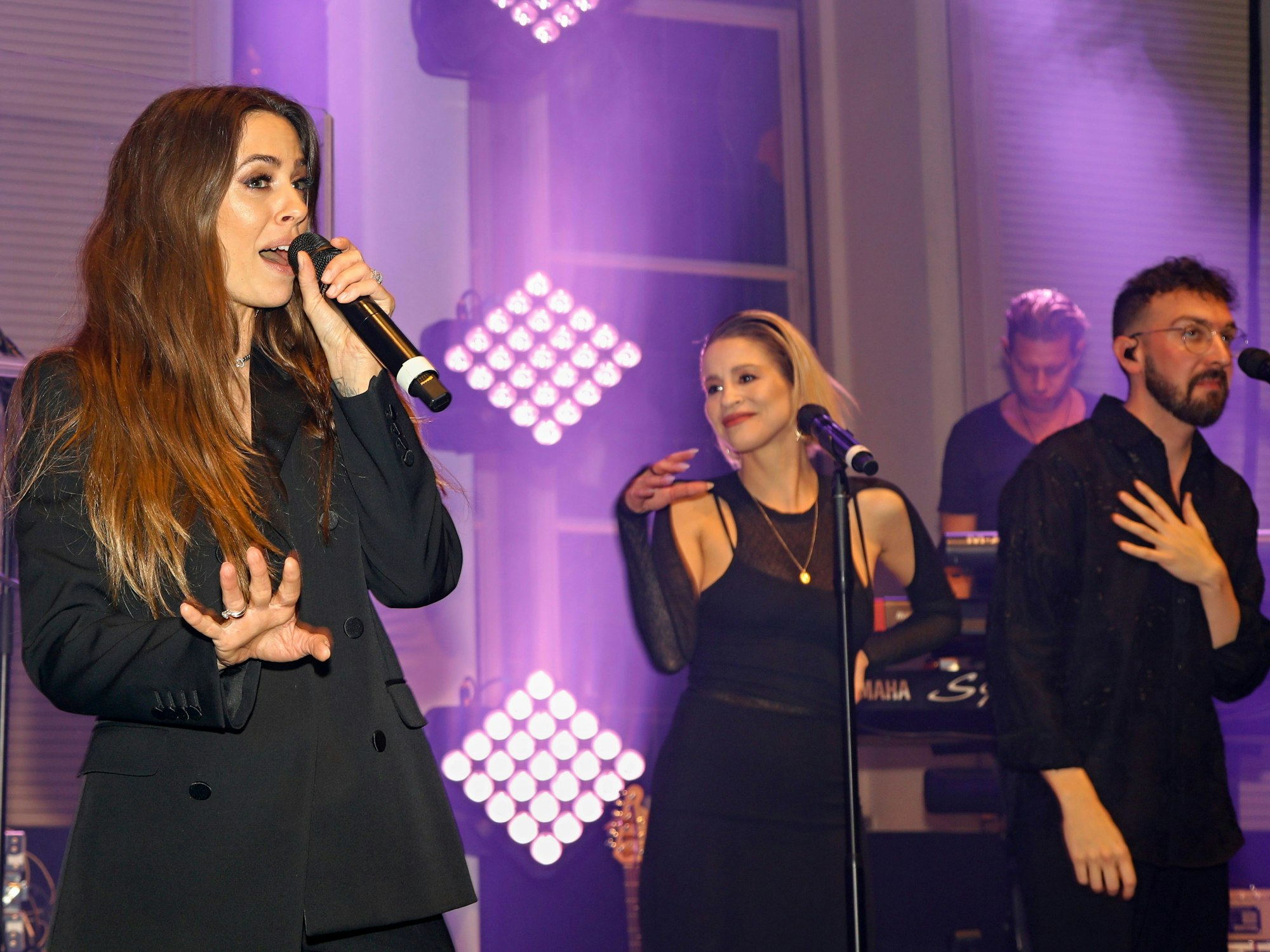 Vanessa Mai steht auf der Bühne und singt bei ihrem Auftritt beim Ballkristall der Blauen Funken.