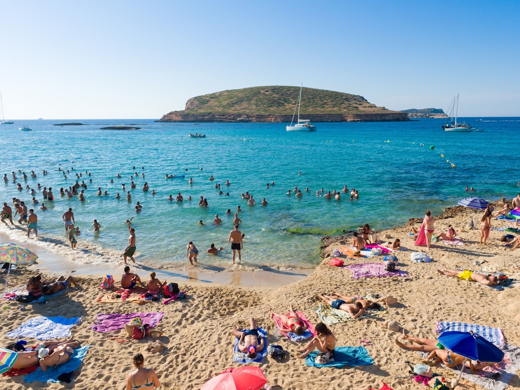 Badegäste besuchen im August 2022 den Strand Cala Conta auf der laut Abstimmung „besten Insel Europas“.