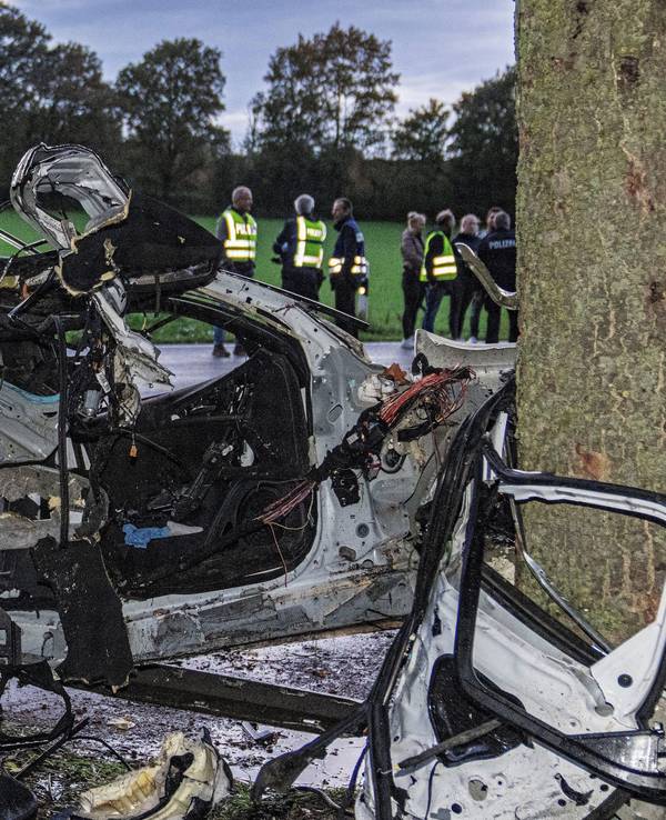 Tödlicher Unfall in Heinsberg. Wie hier bei diesem Unfall prallte der Wagen frontal gegen einen Baum.