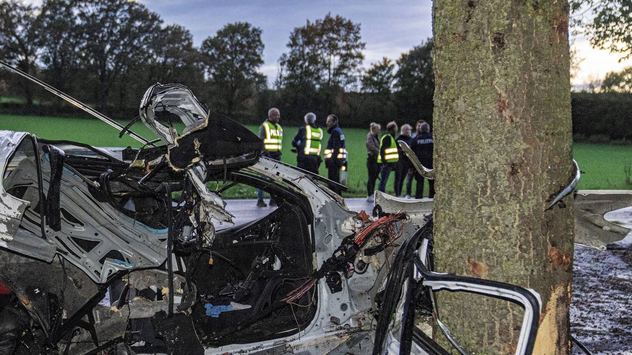 Tödlicher Unfall in Heinsberg. Wie hier bei diesem Unfall prallte der Wagen frontal gegen einen Baum.