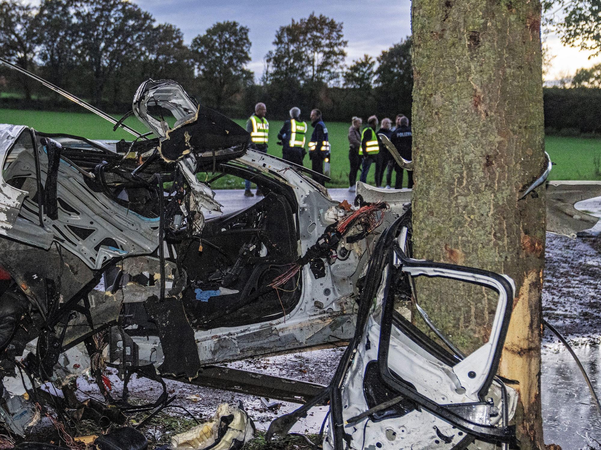 Tödlicher Unfall in Heinsberg. Wie hier bei diesem Unfall prallte der Wagen frontal gegen einen Baum.