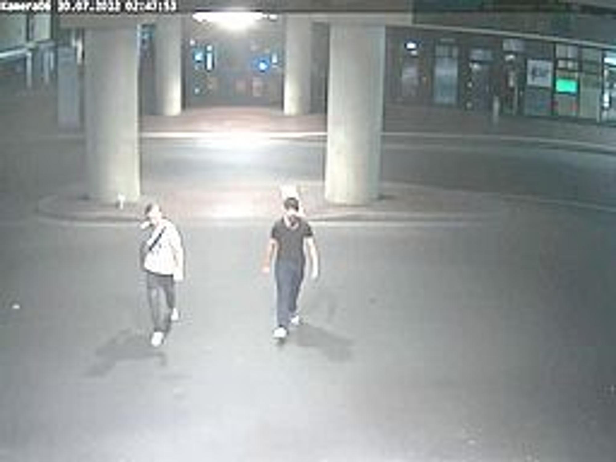 Zwei junge Männer an einem Bahnhof. Sie wurden von einer Sicherheits-Kamera erfasst.