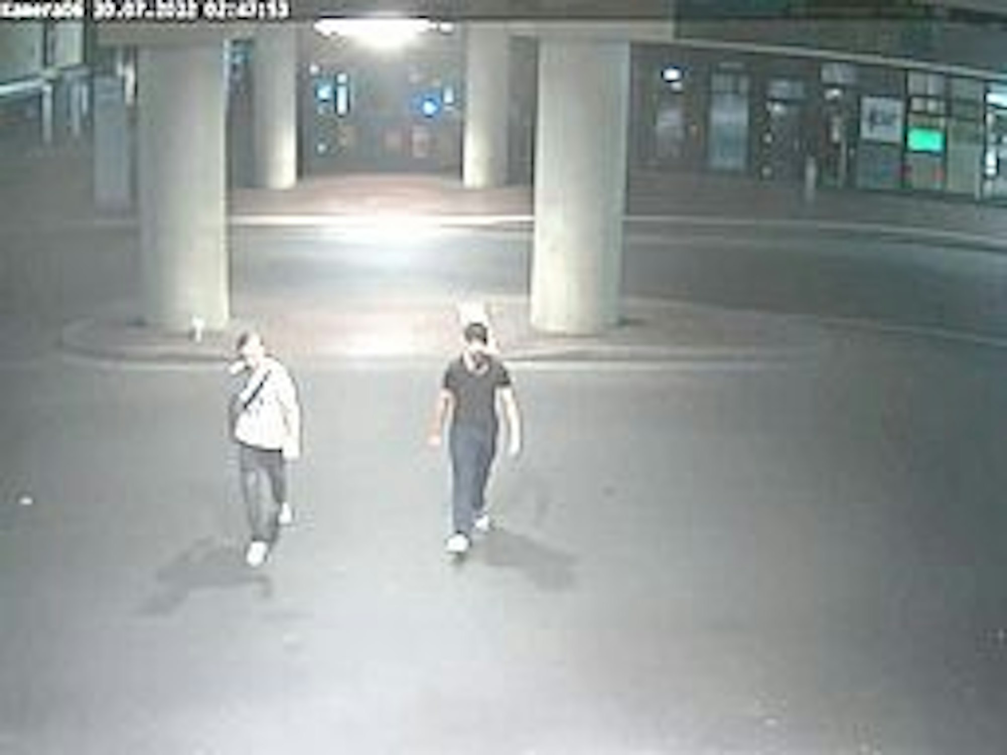 Zwei junge Männer an einem Bahnhof. Sie wurden von einer Sicherheits-Kamera erfasst.