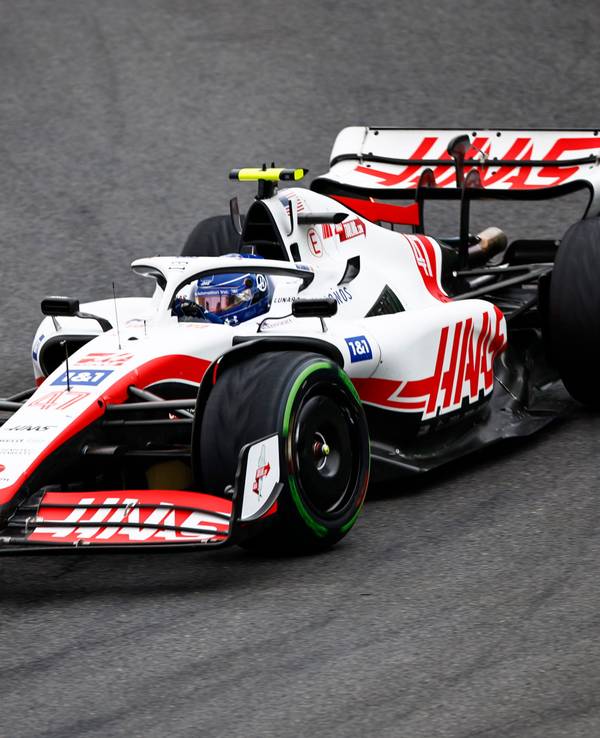 Mick Schumacher steuert seinen Haas beim Formel-1-Qualifying in Brasilien über die Strecke.