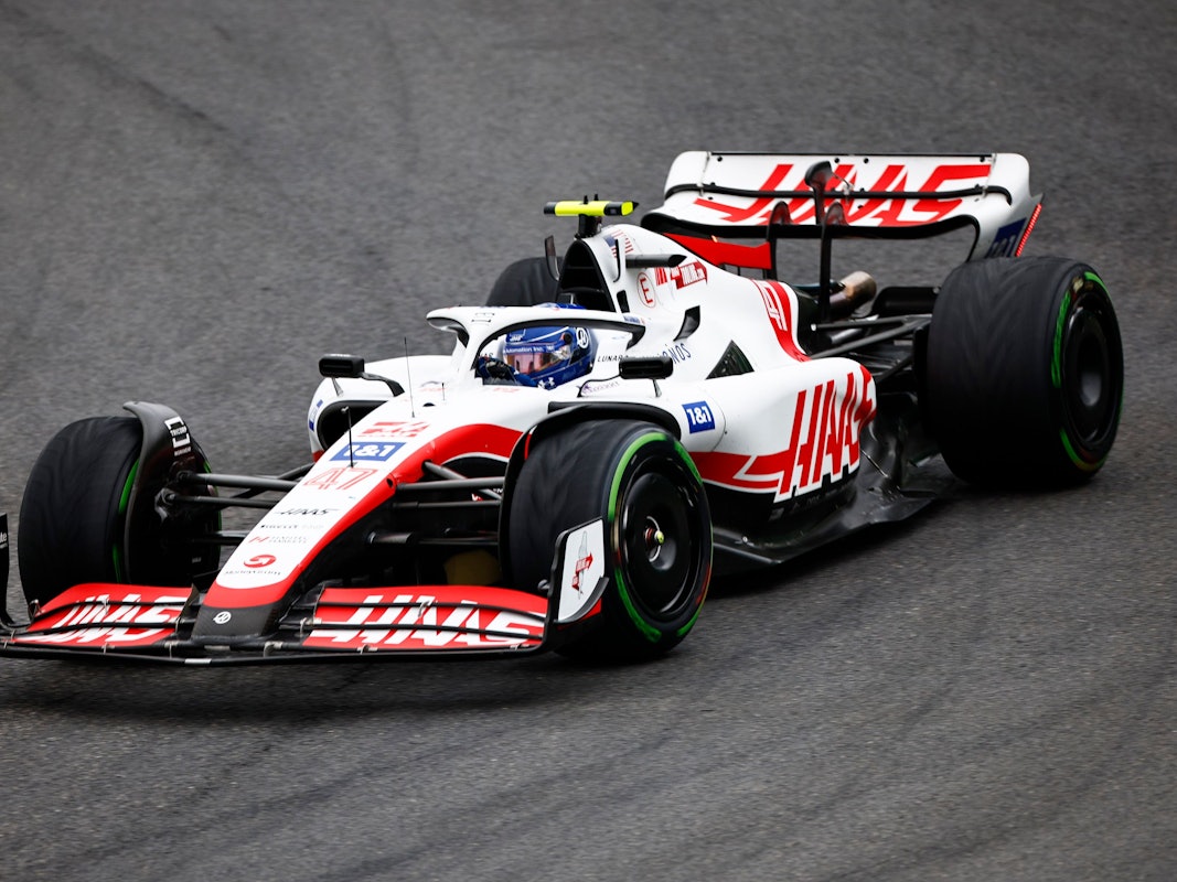Mick Schumacher steuert seinen Haas beim Formel-1-Qualifying in Brasilien über die Strecke.