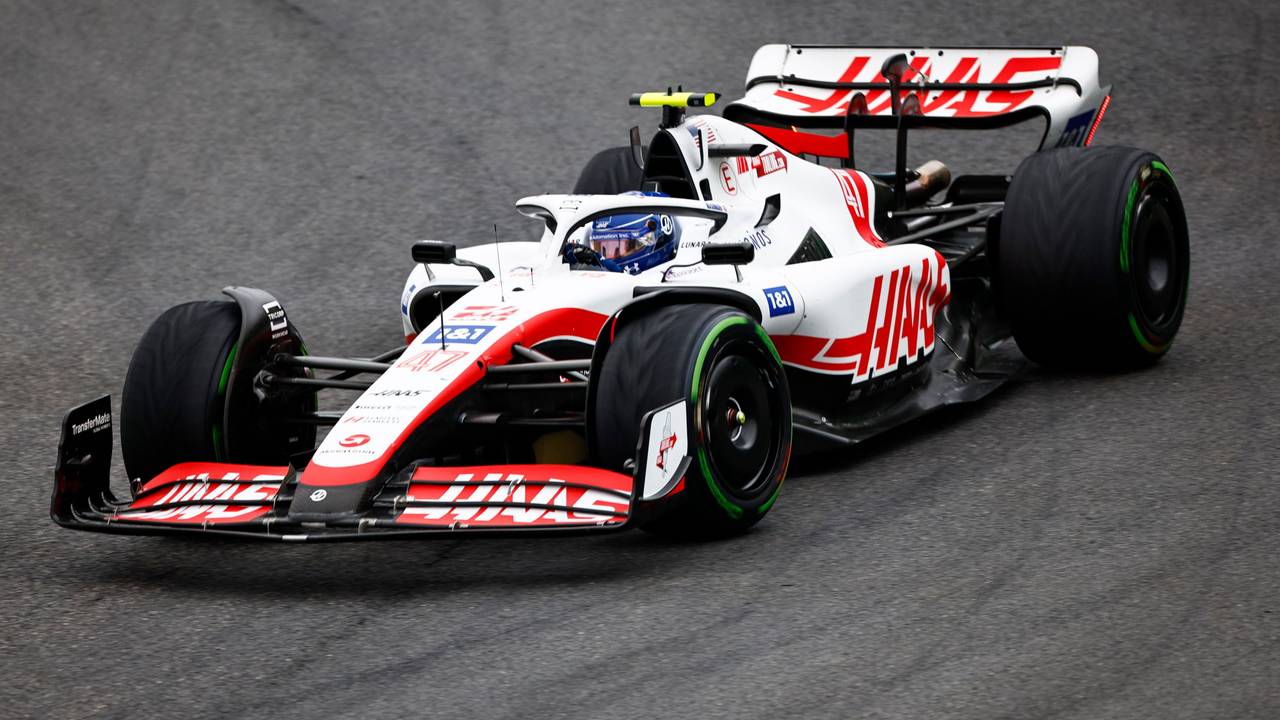 Mick Schumacher steuert seinen Haas beim Formel-1-Qualifying in Brasilien über die Strecke.