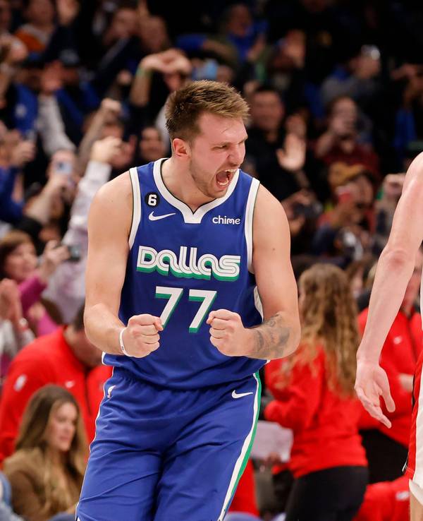 Mavericks-Star Luka Doncic (l.) jubelt mit geballten Fäusten.