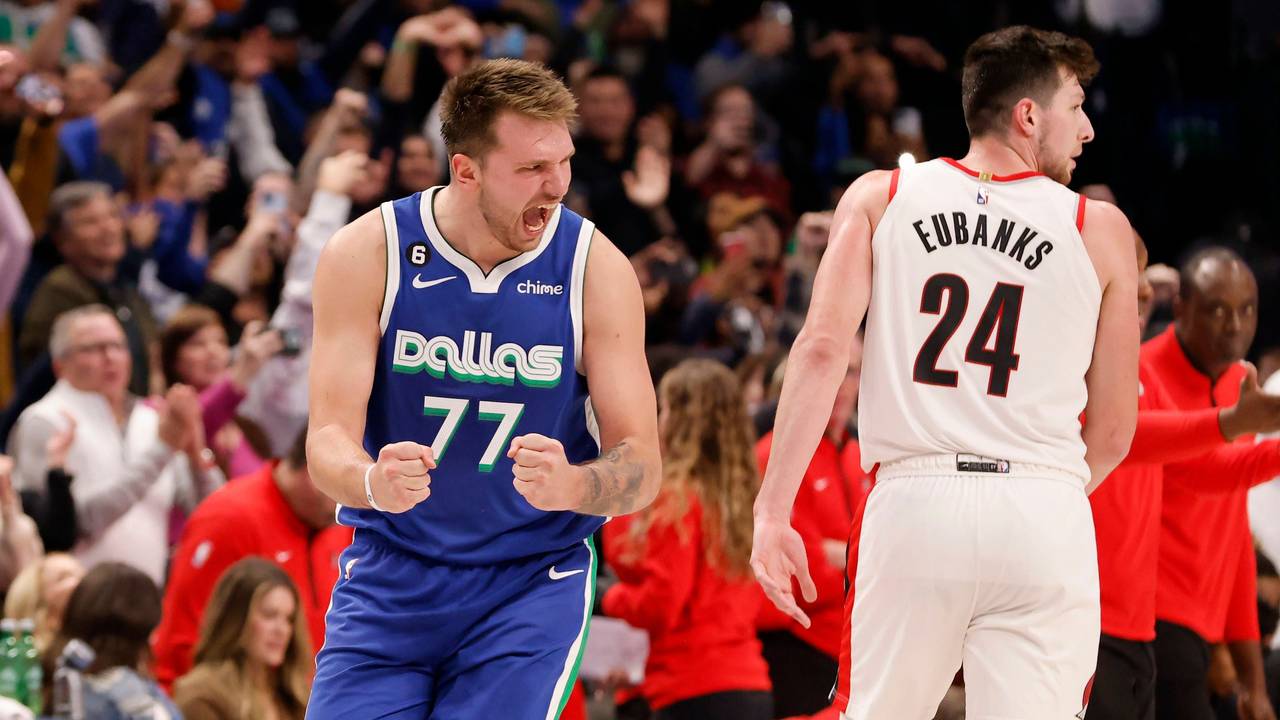 Mavericks-Star Luka Doncic (l.) jubelt mit geballten Fäusten.