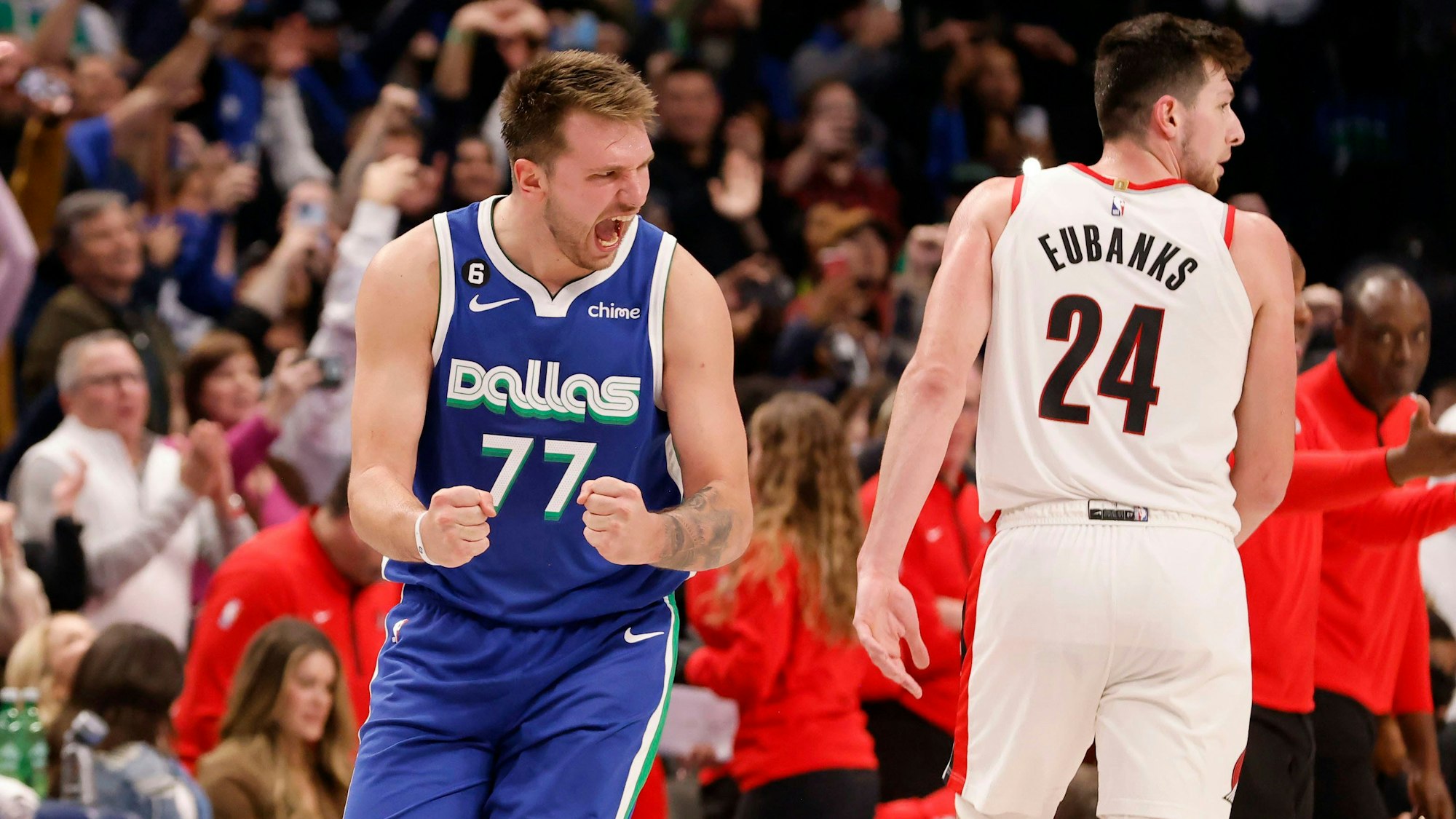 Mavericks-Star Luka Doncic (l.) jubelt mit geballten Fäusten.