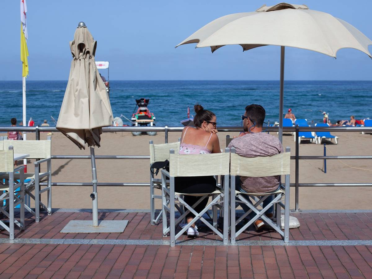 Urlauber sitzen am 14.10.2020 im Außenbereich einer Bar am Strand Las Canteras in Gran Canaria.