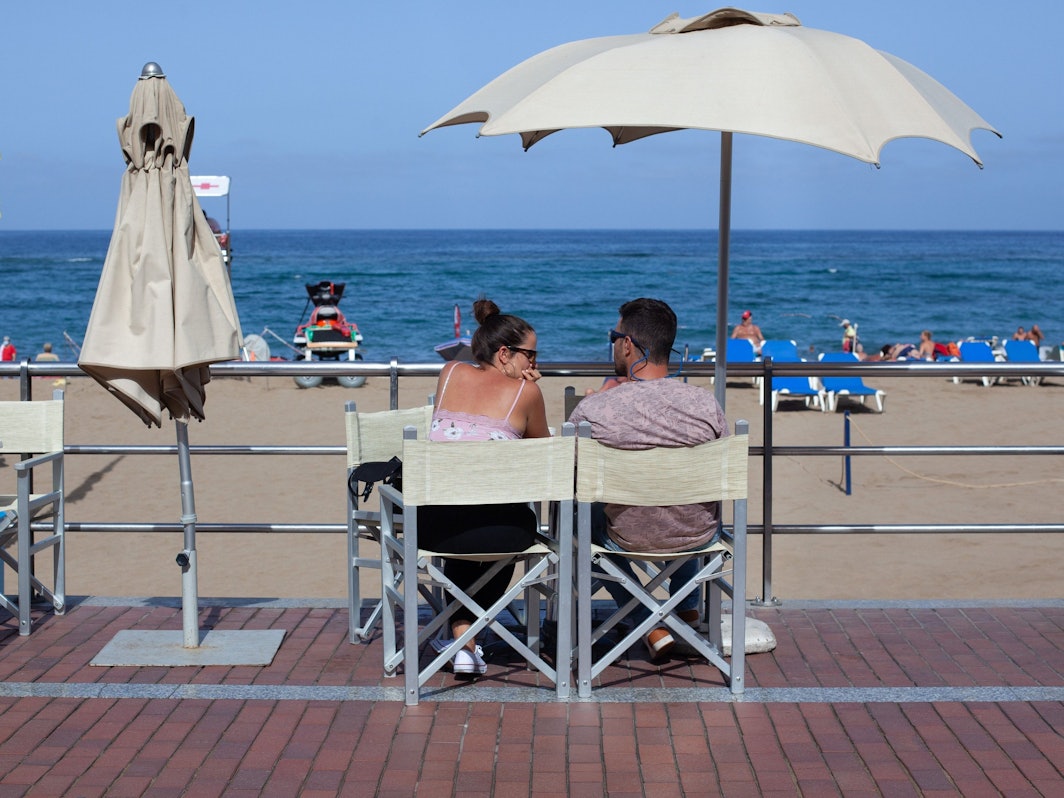 Urlauber sitzen am 14.10.2020 im Außenbereich einer Bar am Strand Las Canteras in Gran Canaria.