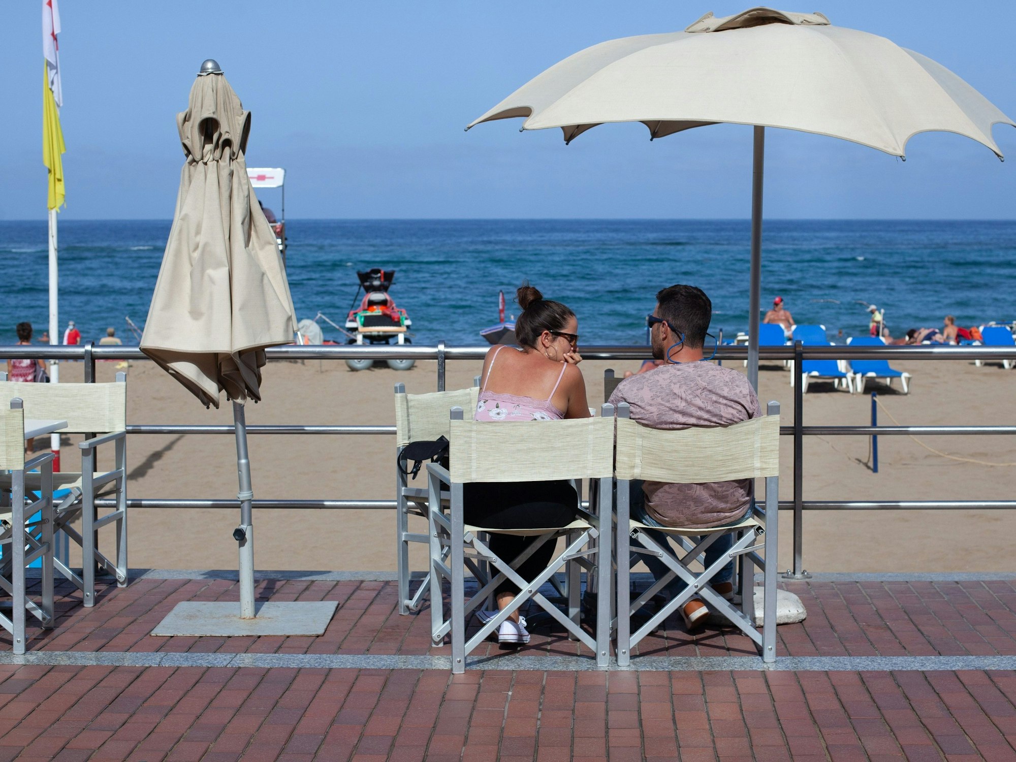 Urlauber sitzen am 14.10.2020 im Außenbereich einer Bar am Strand Las Canteras in Gran Canaria.