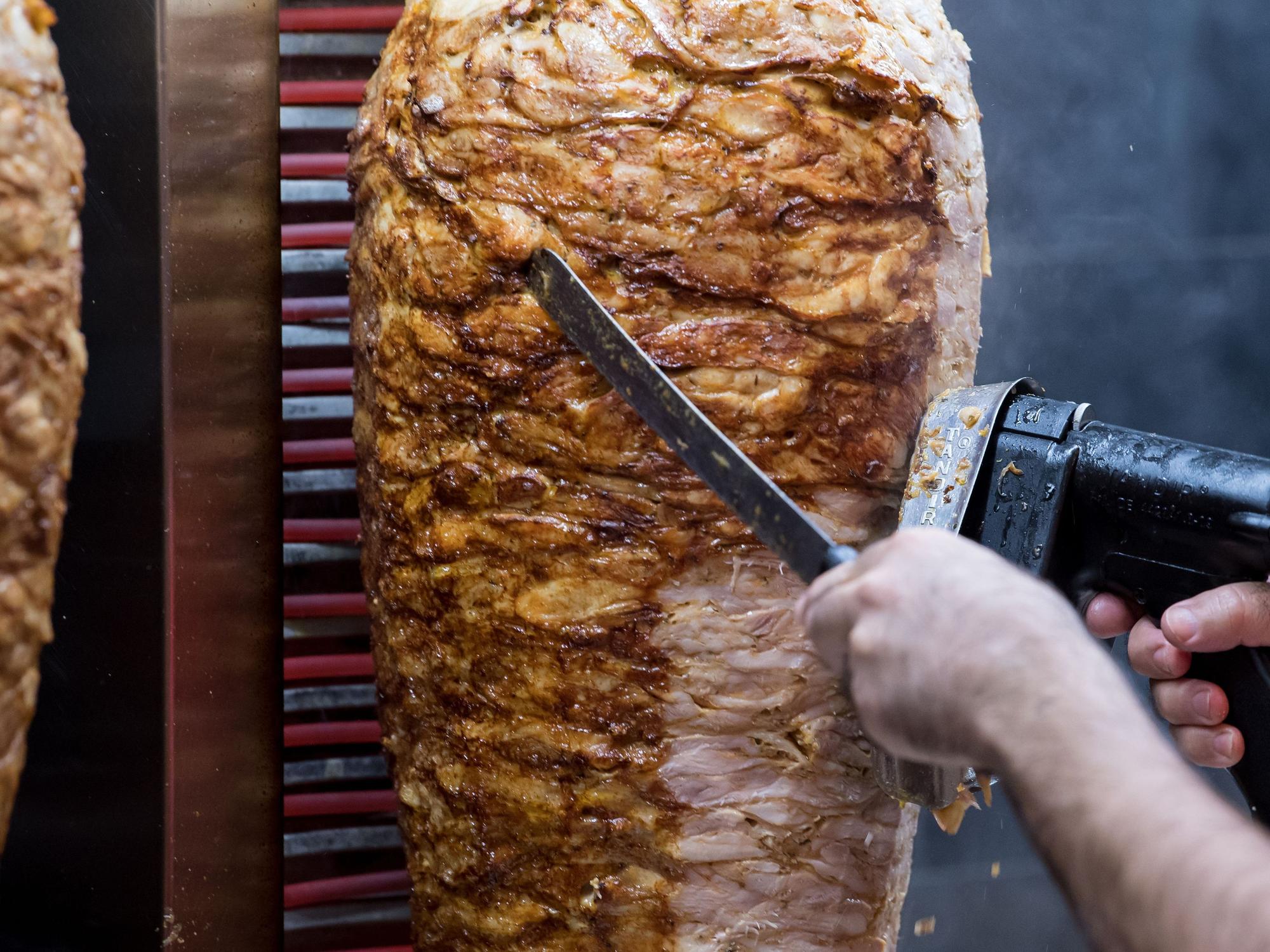 Dönerspieße drehen sich in einem Imbiss. Die Energiekrise könnte nun ordentlich an den Preisen für Döner drehen.