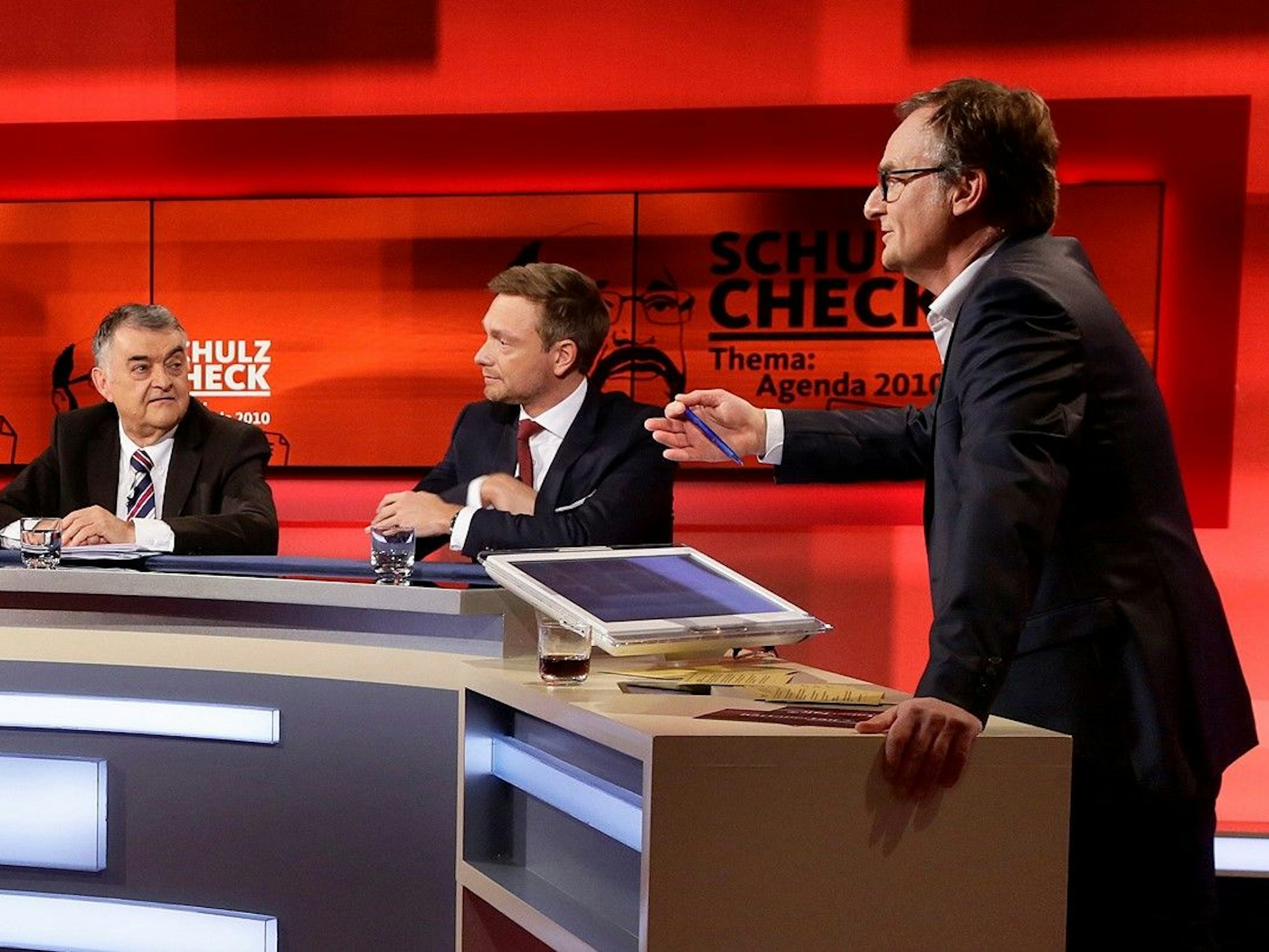 Mehr als 20 Jahre lang hat sich Frank Plasberg im deutschen Talkshow-Dschungel behauptet. Hier sehen wir ihn 2017 zu einem Talk über Martin Schulz (SPD), zu Gast waren neben Christian Lindner (FDP, Mitte) auch Herbert Reul (CDU).