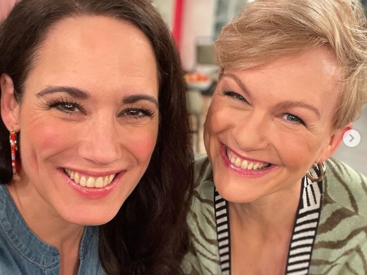 Simone Panteleit und Karen Heinrichs lachen bei einem Selfie in die Kamera.