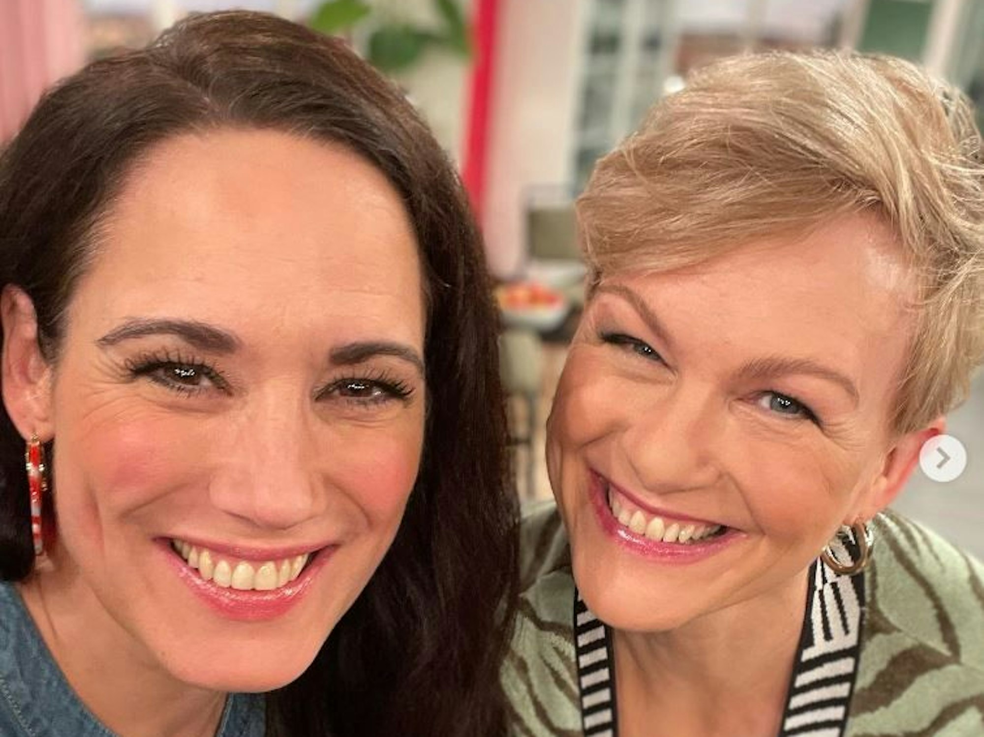 Simone Panteleit und Karen Heinrichs lachen bei einem Selfie in die Kamera.