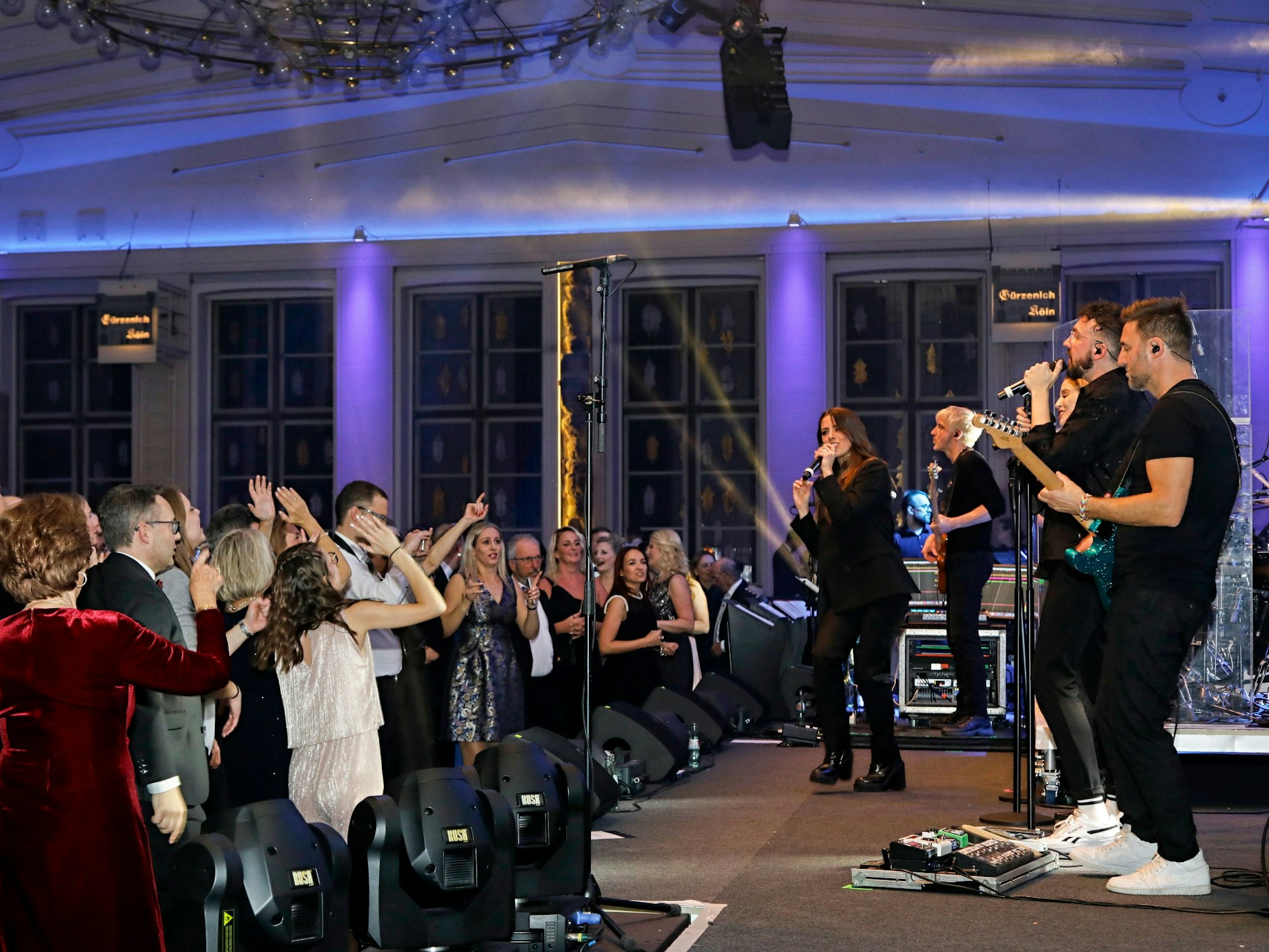Vanessa Mai tritt mit ihrer Band beim Ballkristall der Blauen Funken in Köln auf.