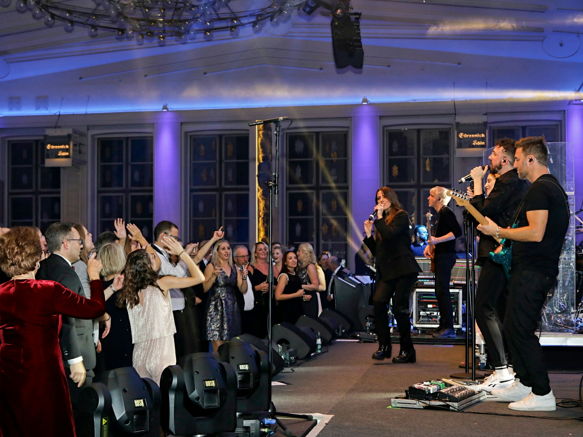 Vanessa Mai tritt mit ihrer Band beim Ballkristall der Blauen Funken in Köln auf.