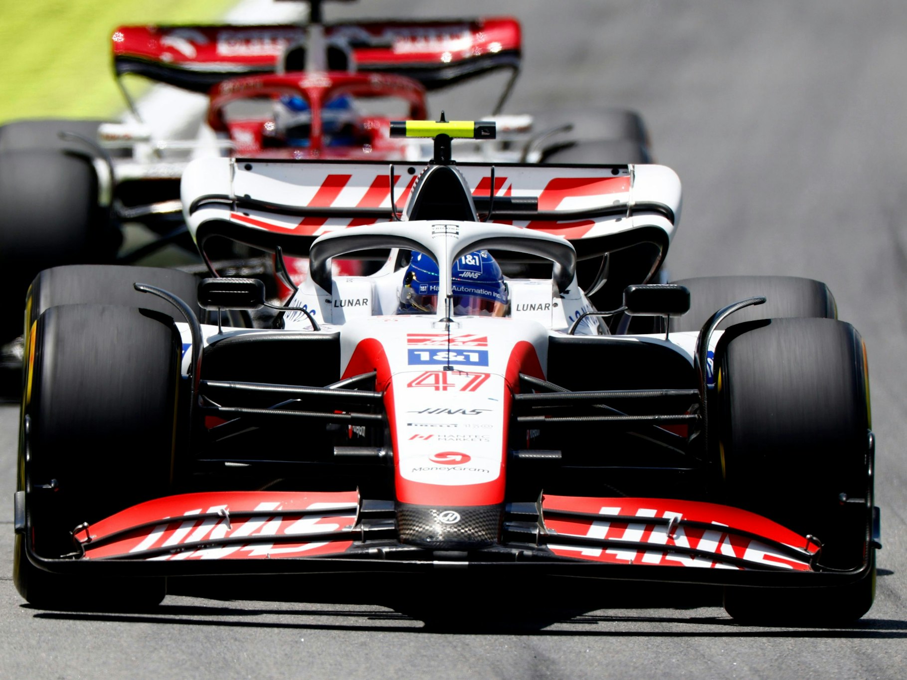 Mick Schumacher in seinem Haas vor Valtteri Bottas im Alfa Romeo.