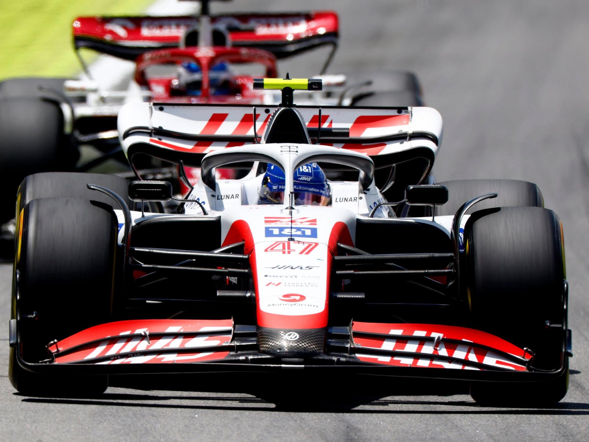 Mick Schumacher in seinem Haas vor Valtteri Bottas im Alfa Romeo.