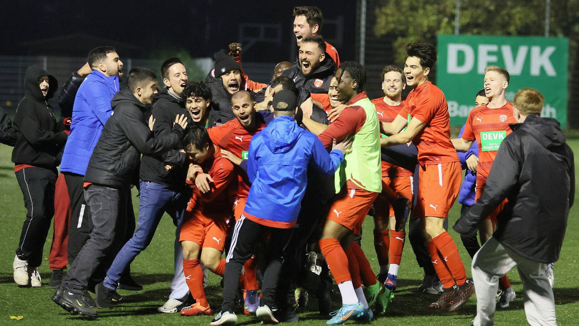 Die Spieler des FC Hürth jubeln nach dem Tor zum 3:1 in der Verlängerung gegen Fortuna Köln.