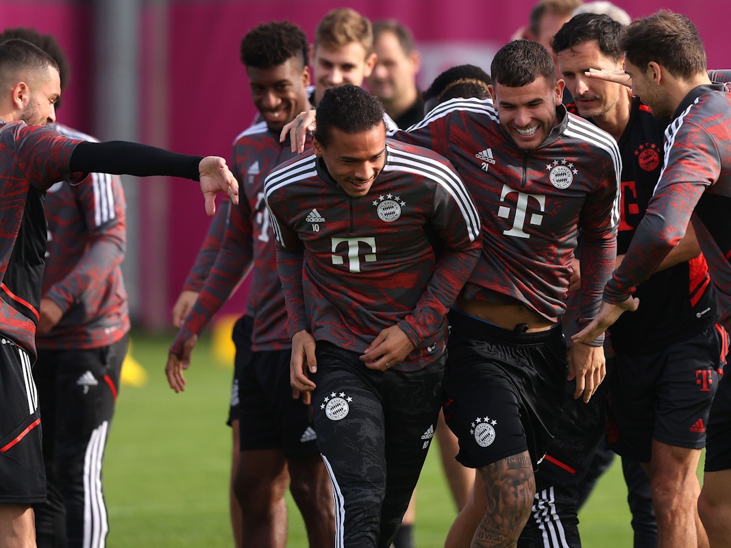 Lucas Hernandez trainiert mit seinen Kollegen vom FC Bayern München an der Säbener Straße.