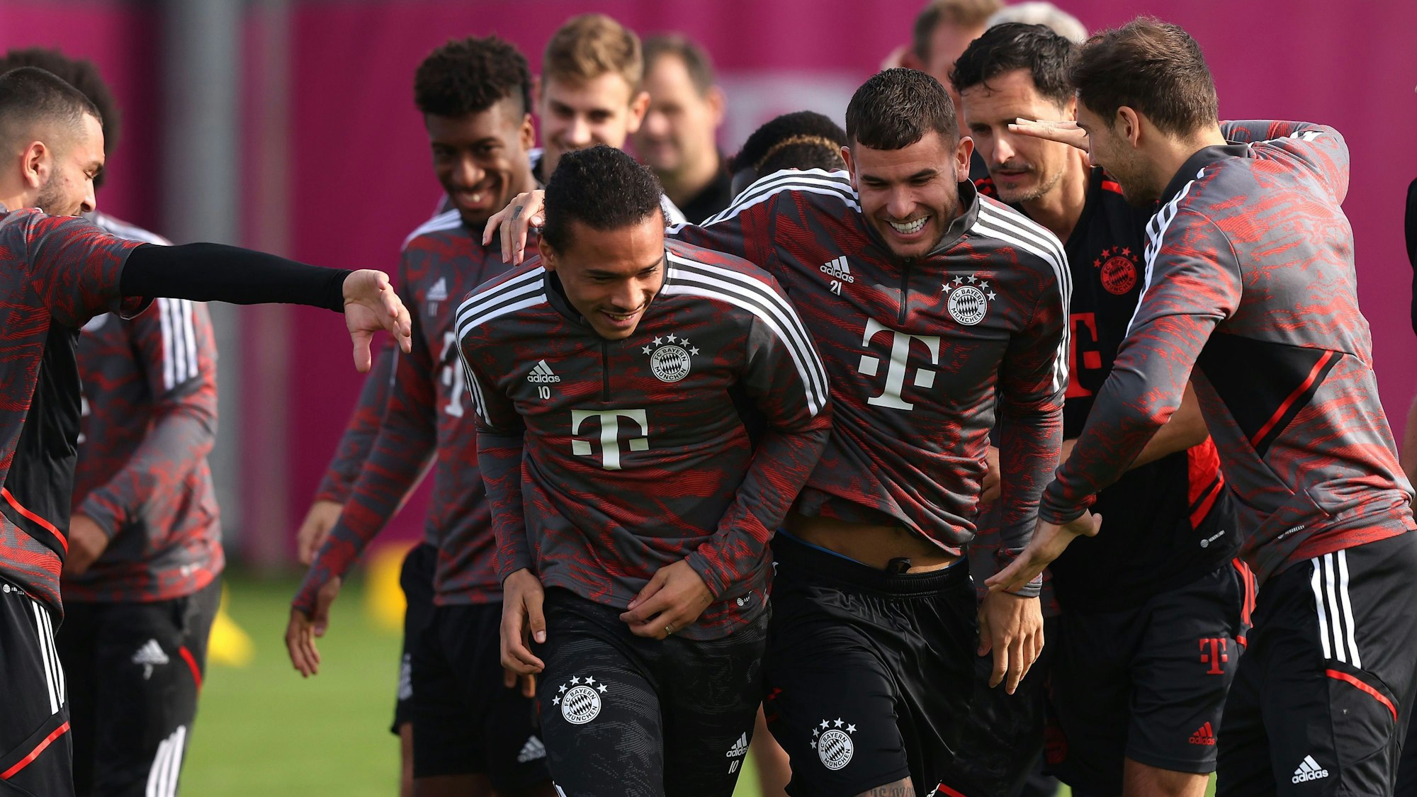 Lucas Hernandez trainiert mit seinen Kollegen vom FC Bayern München an der Säbener Straße.