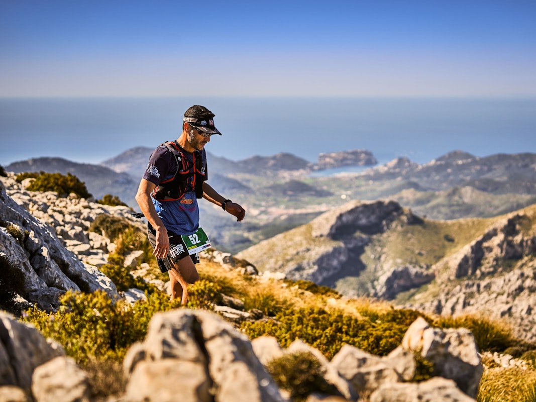 Ein Wanderer auf dem Galatzó Trail am 17. März 2019 auf Mallorca.