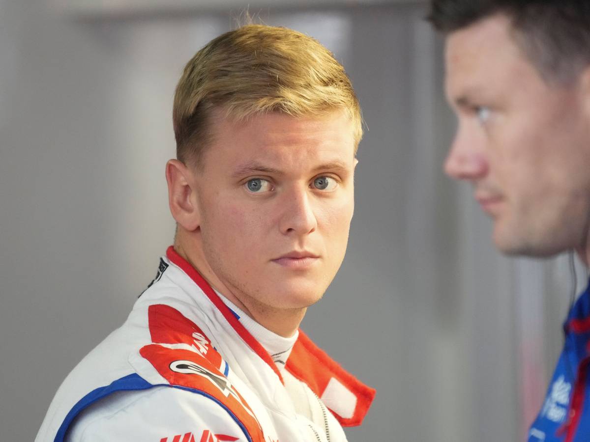 Haas-Pilot Mick Schumacher aus Deutschland kommt zum dritten Training des Großen Preises von Japan auf dem Suzuka Circuit in Suzuka, Zentraljapan, an.