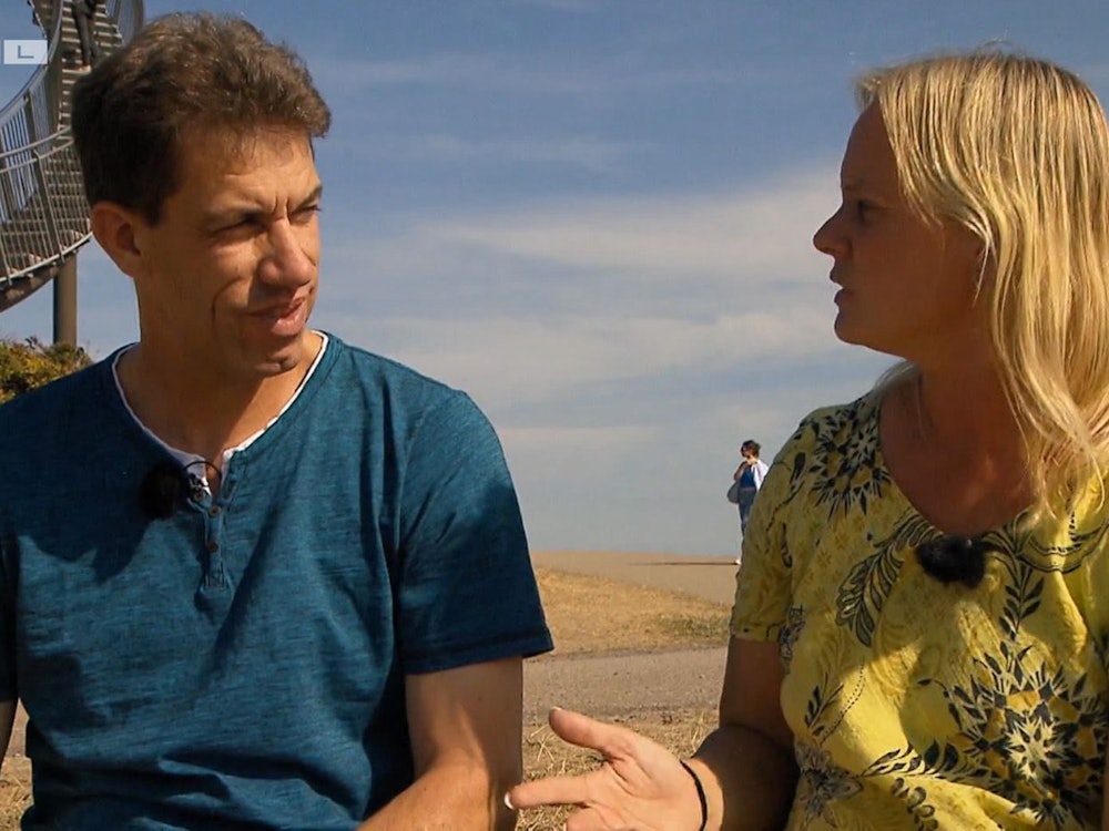 „Bauer sucht Frau“: Das Foto zeigt Bauer Jörg und dessen Hofdame Patricia (TV-Ausstrahlung: 14. November) bei einem gemeinsamen Picknick im Grünen.