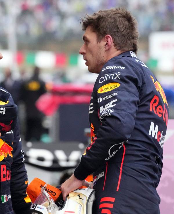 Max Verstappen (r) aus den Niederlanden vom Team Red-Bull und sein Teamkollege Sergio Perez aus Mexiko unterhalten sich nach dem Rennen.