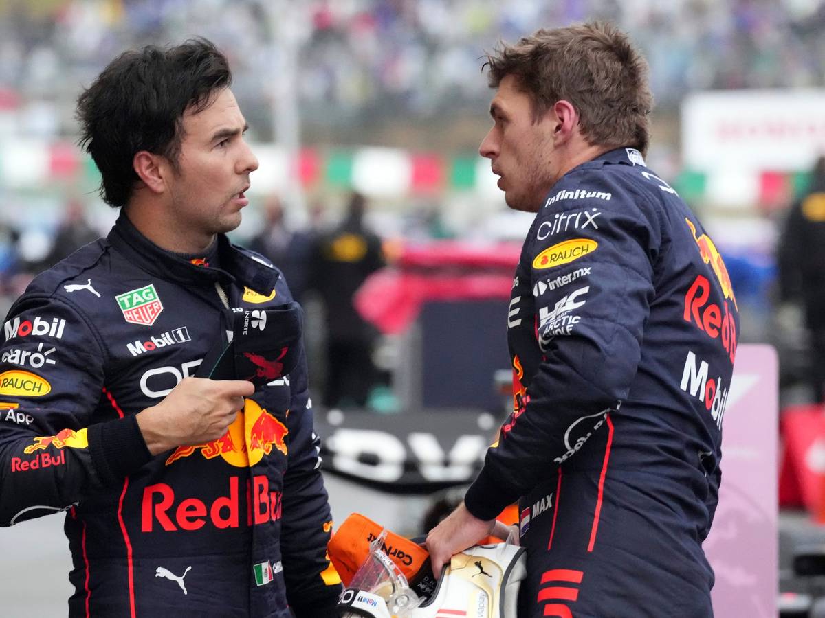 Max Verstappen (r) aus den Niederlanden vom Team Red-Bull und sein Teamkollege Sergio Perez aus Mexiko unterhalten sich nach dem Rennen.