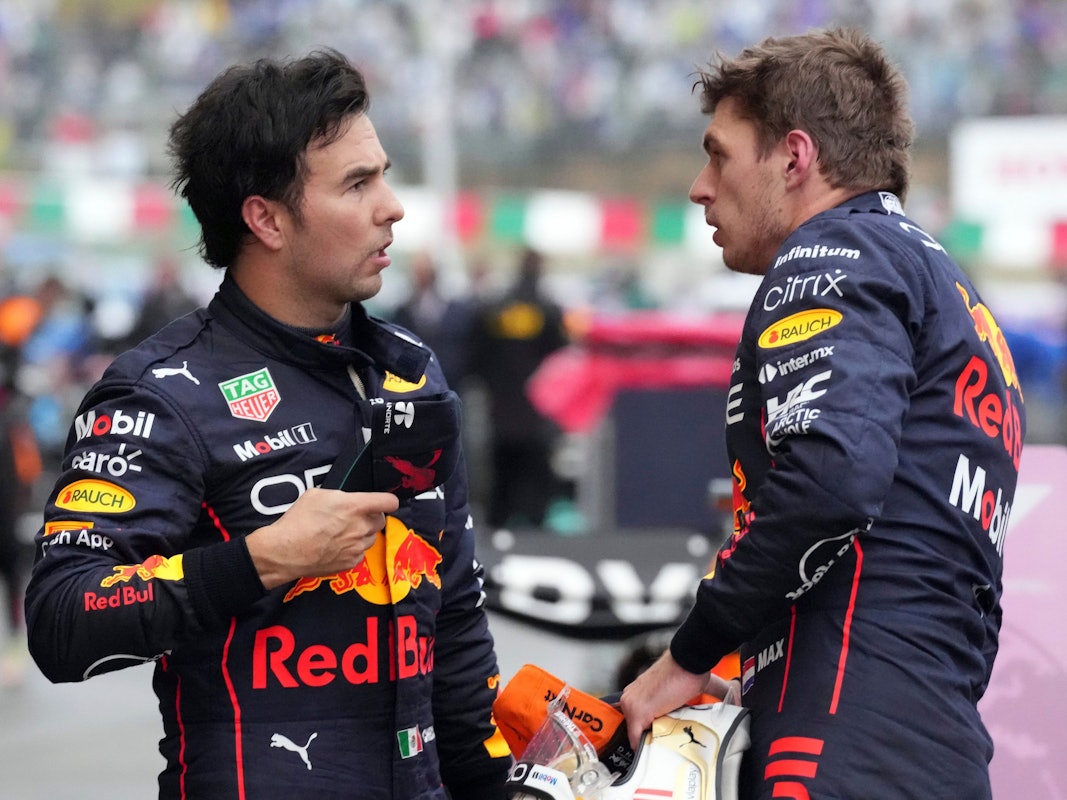 Max Verstappen (r) aus den Niederlanden vom Team Red-Bull und sein Teamkollege Sergio Perez aus Mexiko unterhalten sich nach dem Rennen.