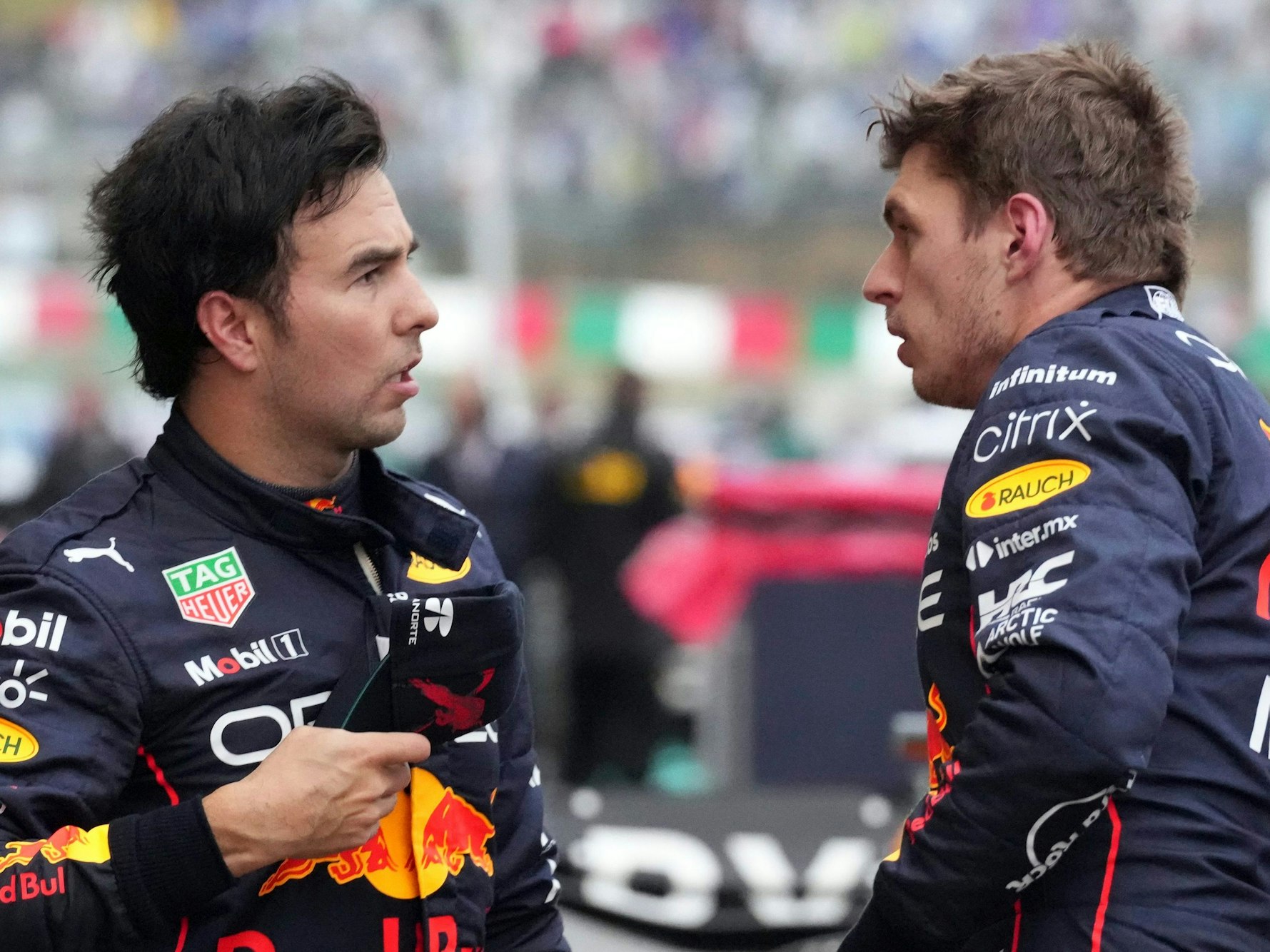 Max Verstappen (r) aus den Niederlanden vom Team Red-Bull und sein Teamkollege Sergio Perez aus Mexiko unterhalten sich nach dem Rennen.