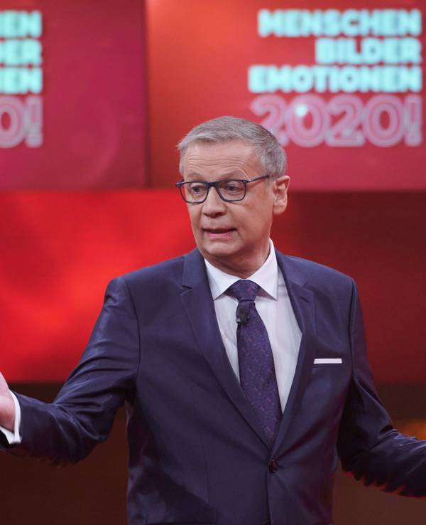 Moderator Günther Jauch steht beim RTL Jahresrückblick „Menschen, Bilder, Emotionen 2020“ im Studio.