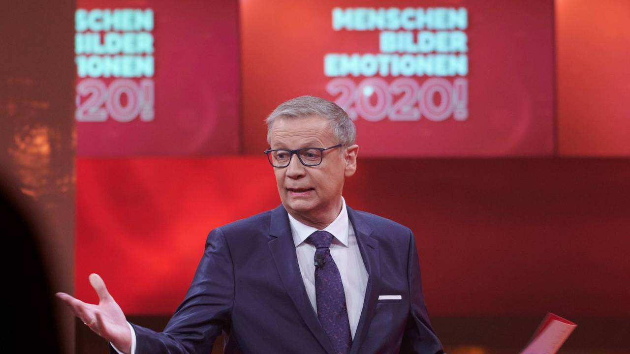Moderator Günther Jauch steht beim RTL Jahresrückblick „Menschen, Bilder, Emotionen 2020“ im Studio.
