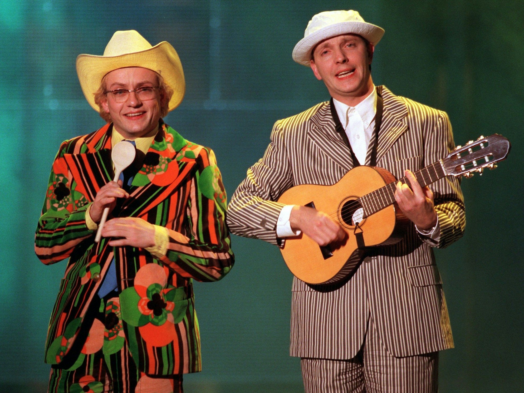 Wigald Boning (links) und Olli Dittrich als Blödel-Duo Die Doofen spielen bei der Echo-Verleihung 1996.