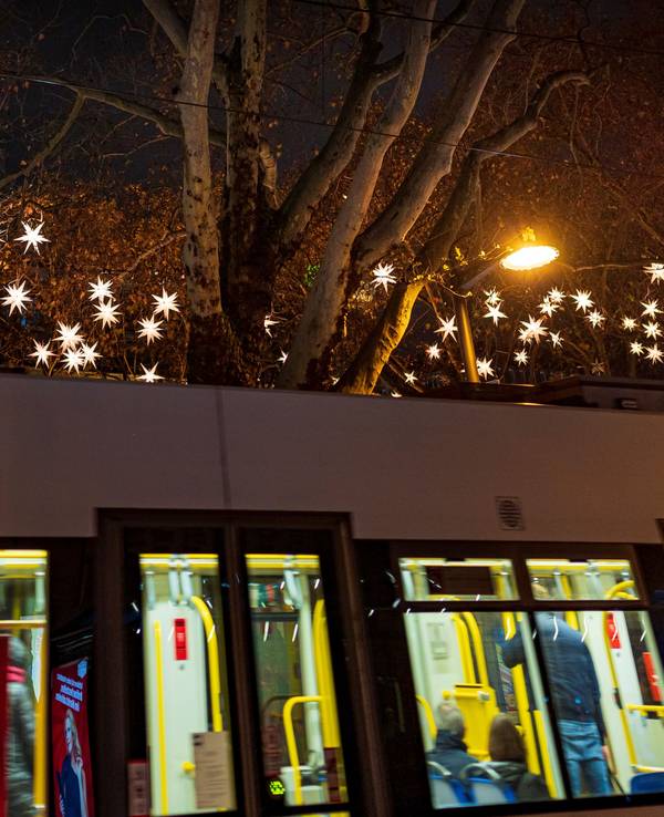 KVB-Bahn nahe des „Markt der Engel“ am Neumarkt