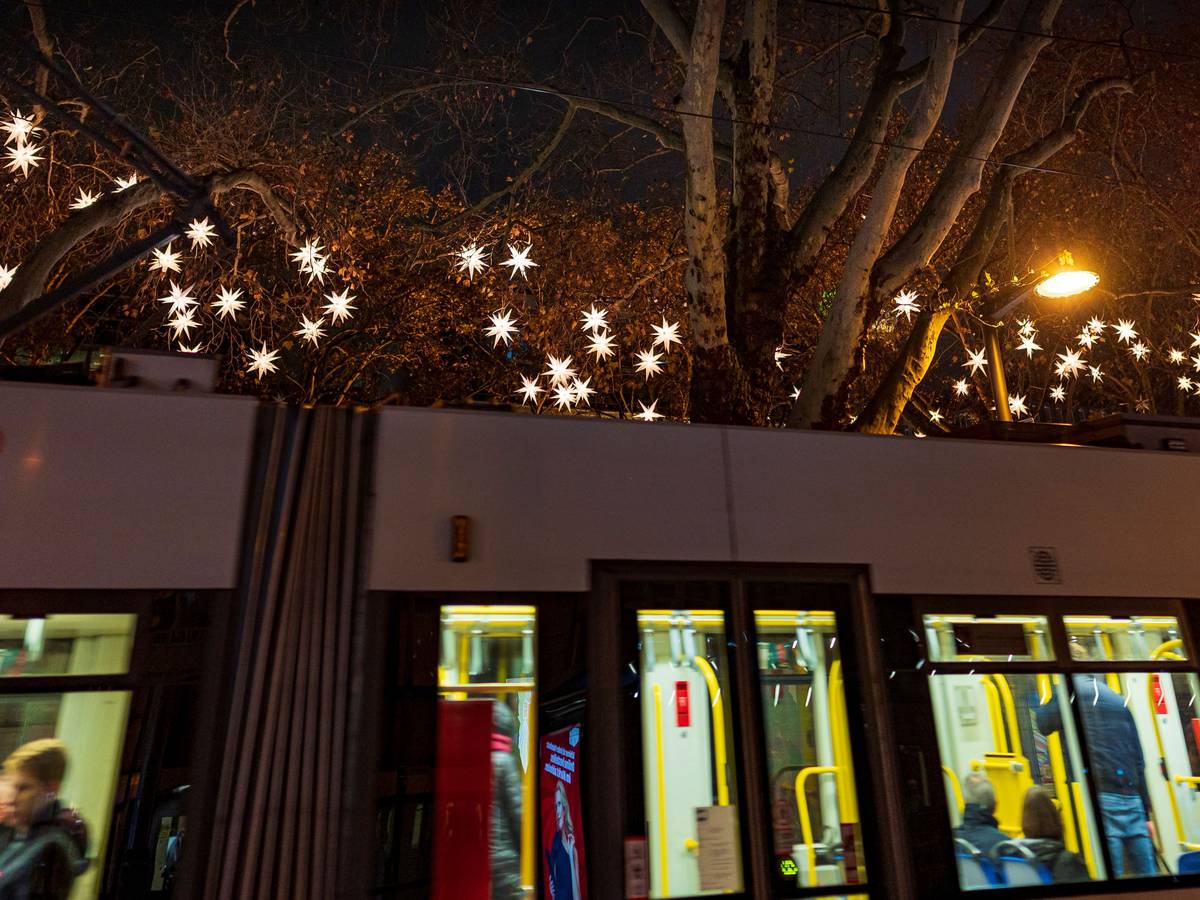 KVB-Bahn nahe des „Markt der Engel“ am Neumarkt