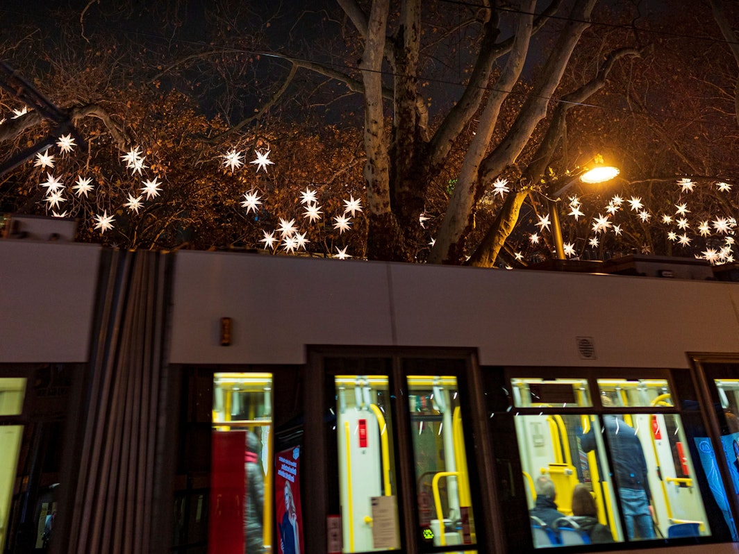 KVB-Bahn nahe des „Markt der Engel“ am Neumarkt