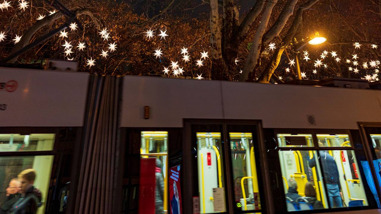 KVB-Bahn nahe des „Markt der Engel“ am Neumarkt