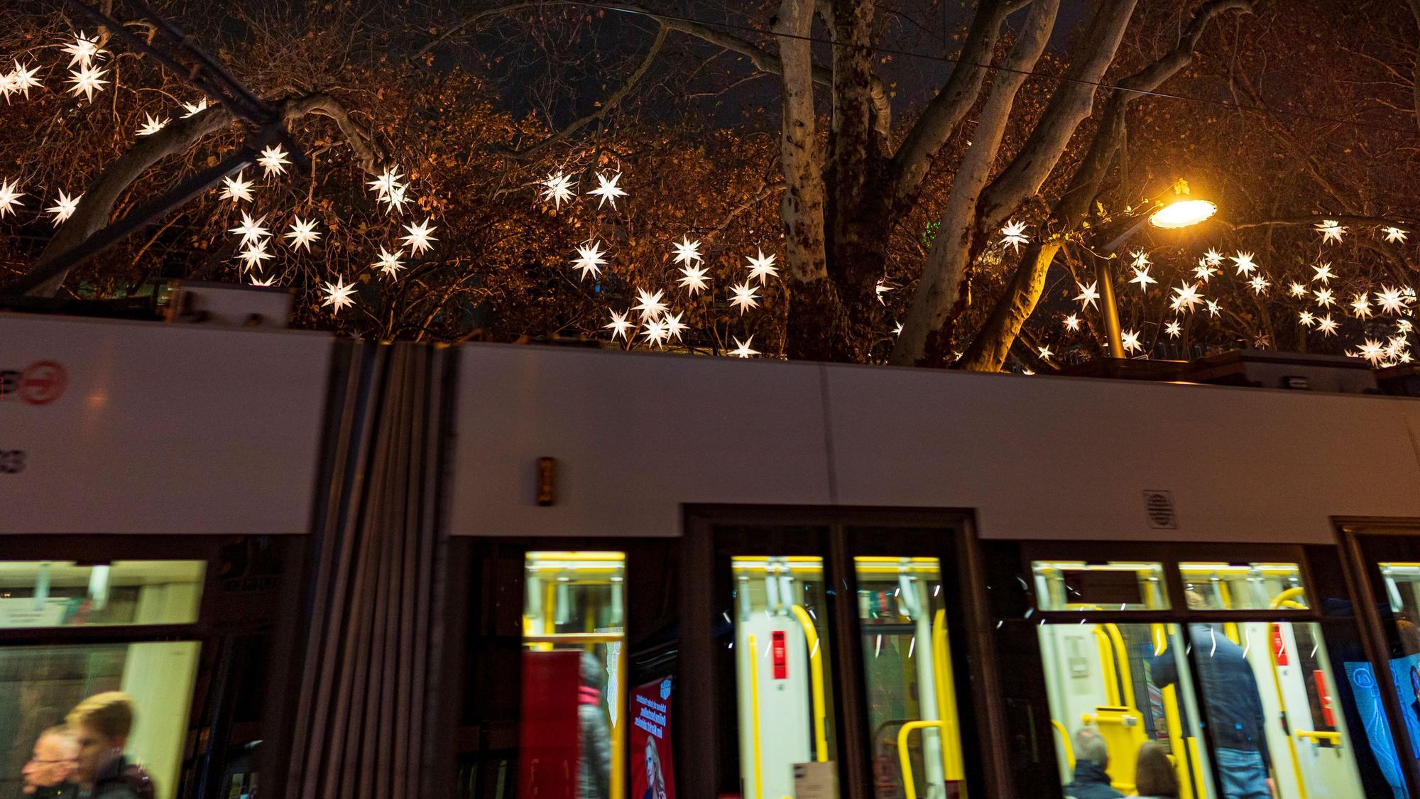 KVB-Bahn nahe des „Markt der Engel“ am Neumarkt