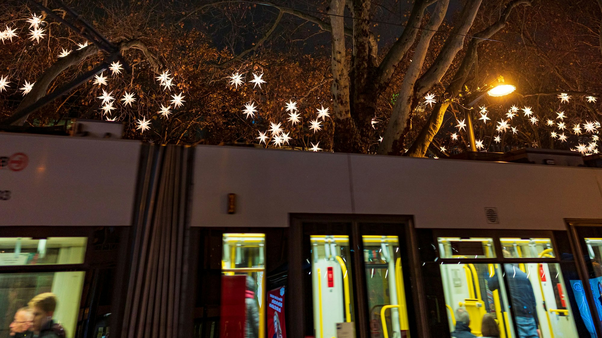 KVB-Bahn nahe des „Markt der Engel“ am Neumarkt