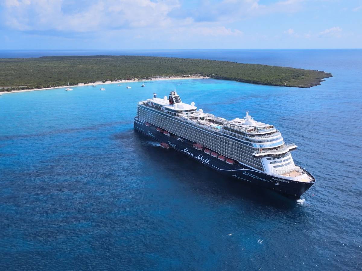 Die „Mein Schiff 2“ von Tui Cruises fährt auf dem offenen Meer.